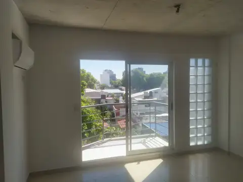 Monambiente con balcon al contrafrente, baño, cocina, 34m2, muy luminoso.