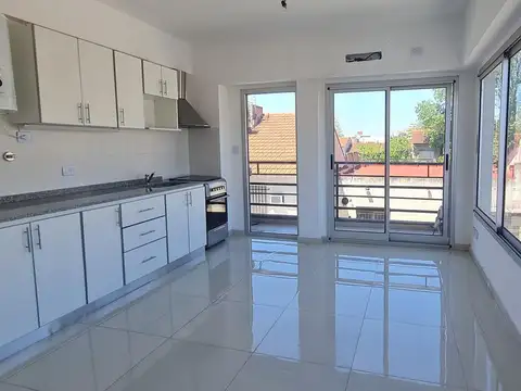 IMPECABLE! Departamento 2 ambientes con balcón y cochera-en alquiler