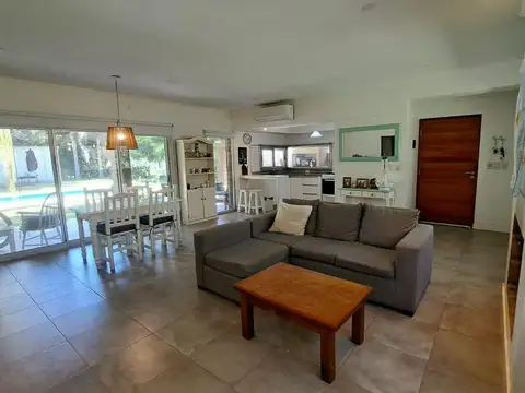 VENTA/PERMUTA - CASA DE 2 DORMITORIOS, PISCINA Y COCHERA - ROLDÁN