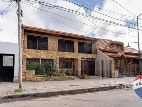 CASA 5 AMB, 8.66 x 37 C/COCHERA Y JARDÍN.