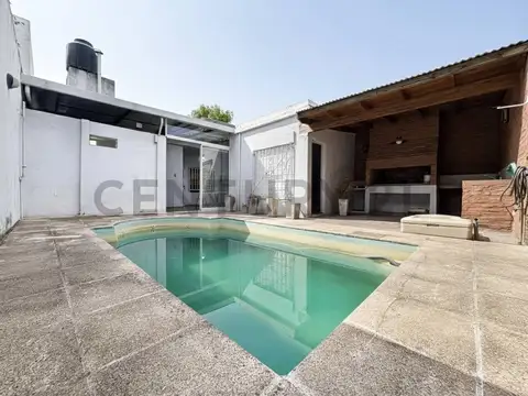 Venta Casa de 2 Dormitorios con patio y pileta en Zona Sur, Rosario