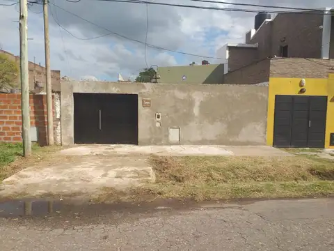 Casa 1 Dormitorio con patio e ingreso vehicular