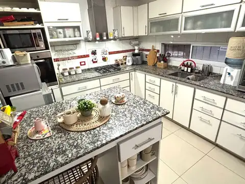 Casa 5 ambientes con 2 baños