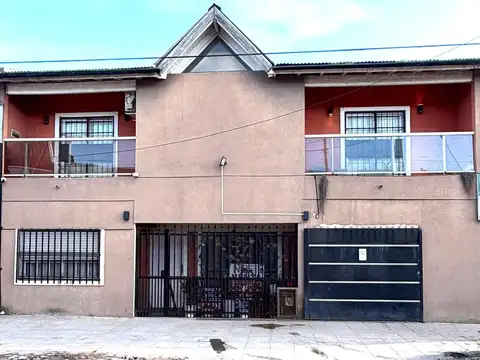 CASA + 2 LOCALES CON RENTA EN ESQUINA IDEAL