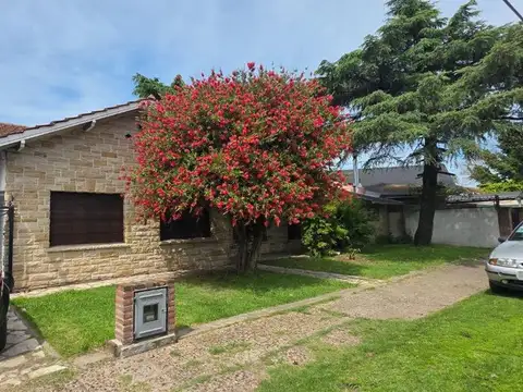 Casa 8 ambientes con 4 baños