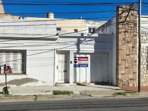 SE VENDE CASA CÉNTRICA AMPLIA CON COCHERA