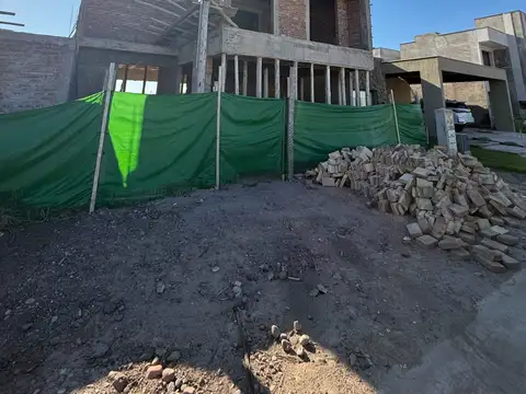 Casa en pozo 3 dormitorios B° privado Las Retamas