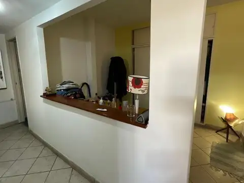 VENTA: Casa con garage y galpón. FLORES.