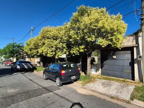 CASA EN VENTA GONNET 2 DORMITORIOS A REFACCIONAR