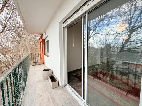 hermoso departamento de 4 ambientes con balcón corrido + terraza propia con parrilla