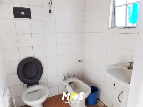 Gran local sobre lote propio. Sin columnas. Fuerza motriz/ Frio/Oficinas