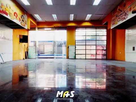 Gran local sobre lote propio. Sin columnas. Fuerza motriz/ Frio/Oficinas