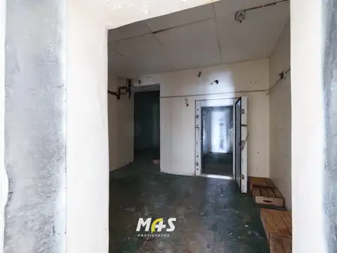 Gran local sobre lote propio. Sin columnas. Fuerza motriz/ Frio/Oficinas
