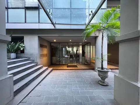 2 AMBIENTES CON BALCON Y COCHERA. EDIFICIO CON AMENITIES. 