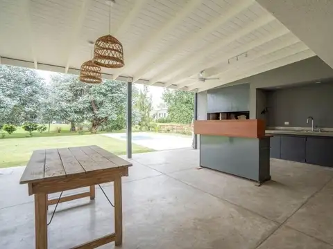 Casa en Alquiler con 2 cocheras