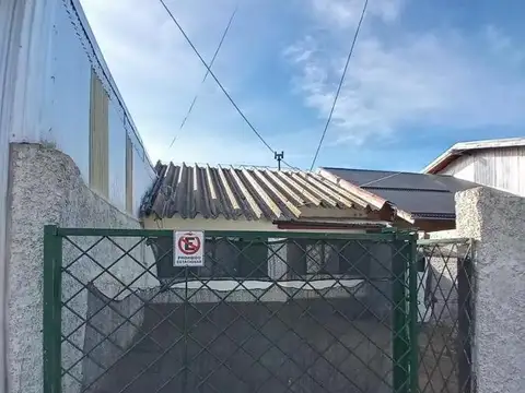Casa 3 ambientes + galpón y amplio patio trasero