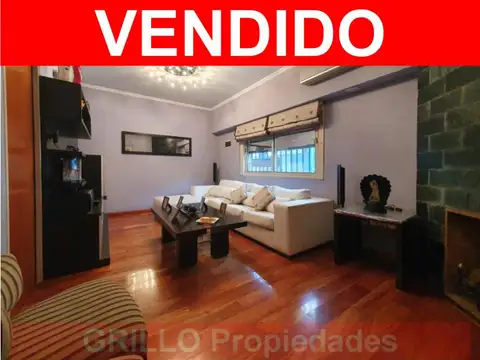 Guardia Nacional 2502. Casa cuatro ambientes en lote propio. 141m2. Cochera, lavadero y terraza.