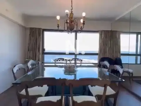 Apartamento en Peninsula, Punta del Este de 4 dormitorios a metros del mar.