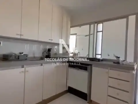 Apartamento en Peninsula, Punta del Este de 4 dormitorios a metros del mar.