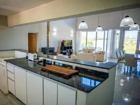 Casa s/lote 2600 mt2. Losa radiante. Pileta clim.