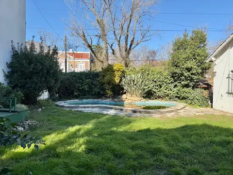 Lote en esquina de 509,46m2 a la venta en Acassuso, ubicado en zona residencial.