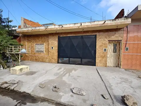 Casa en  venta en Isidro Casanova