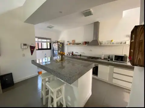 Casa 2 ambientes con 2 baños