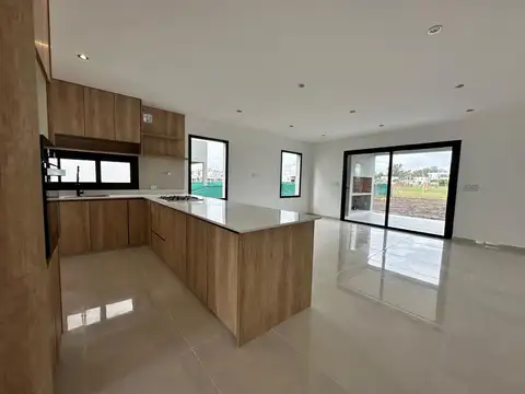 Casa 4 ambientes con 3 baños