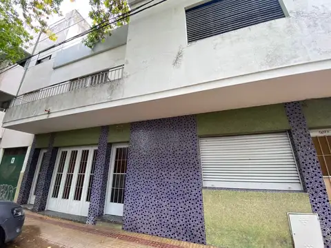 casa en venta, 2 plantas. planta alta mas 2 dptos. en pb. parque