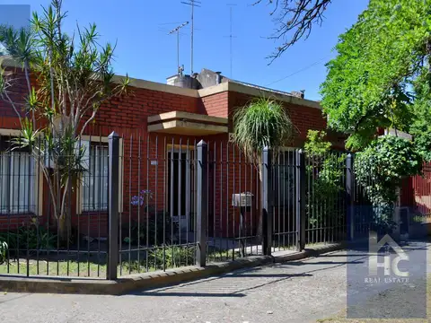 CASA VENTA 6 AMBIENTES LLAVALLOL CON COCHERA Y JARDIN