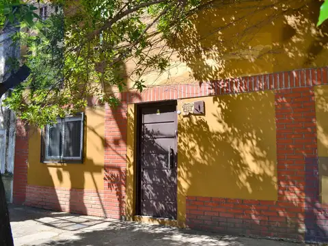 Casa 7 ambientes con 2 baños