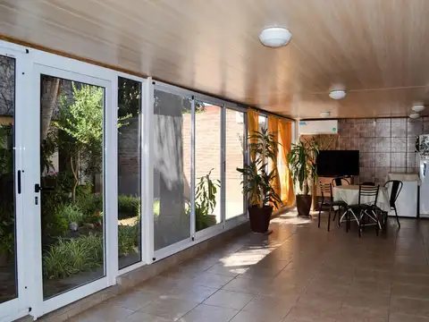 CASA VENTA 6 AMBIENTES LLAVALLOL CON COCHERA Y JARDIN