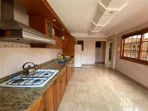 Casa 6 ambientes con 4 baños