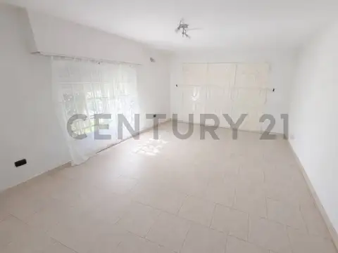 Venta casa 3 ambientes con jardín, parrilla y doble cochera