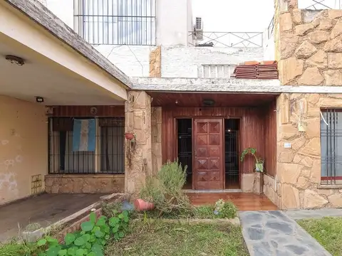 Casa 5 ambientes con jardín, patio y cochera.