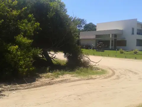 Calle 30 entre Copacabana y Punta del Este 100