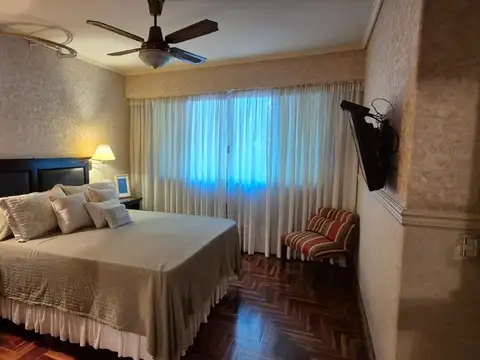 Casa en Venta con 4 cocheras