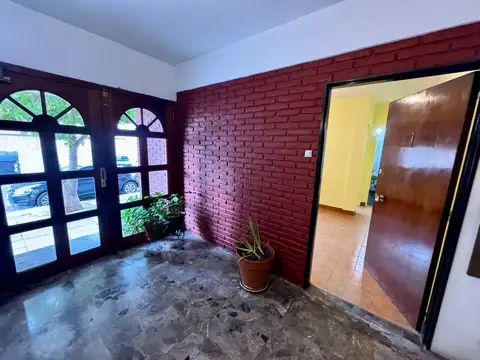 Departamento de dos ambientes con patio planta baja al frente