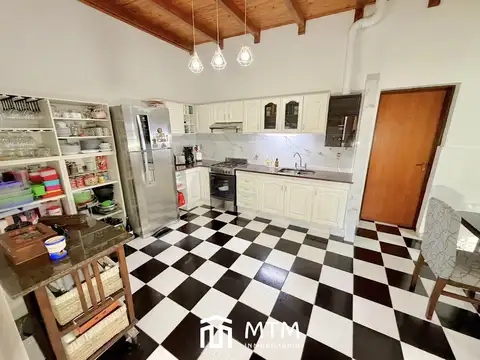 Casa en Venta con 3 cocheras