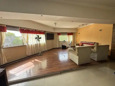 Imponente Casa en Planta Alta con Local amplio en Planta Baja