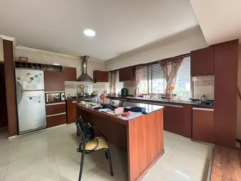 Casa 8 ambientes con 2 baños