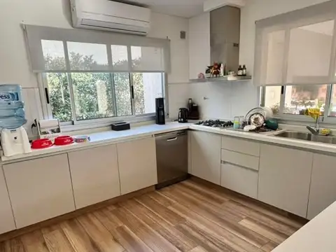 Casa en Alquiler con 2 cocheras