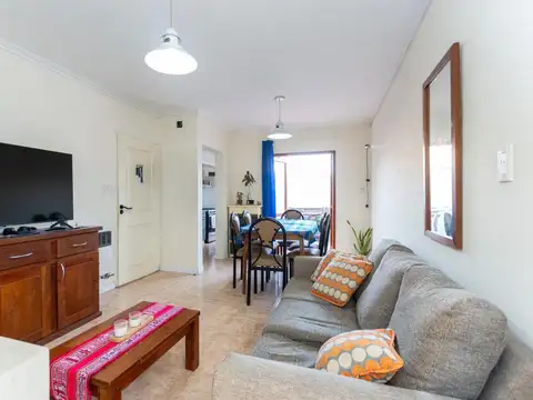 INTERNO DE UN DORMITORIO CON PATIO SECO