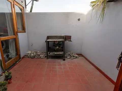 INTERNO DE UN DORMITORIO CON PATIO SECO