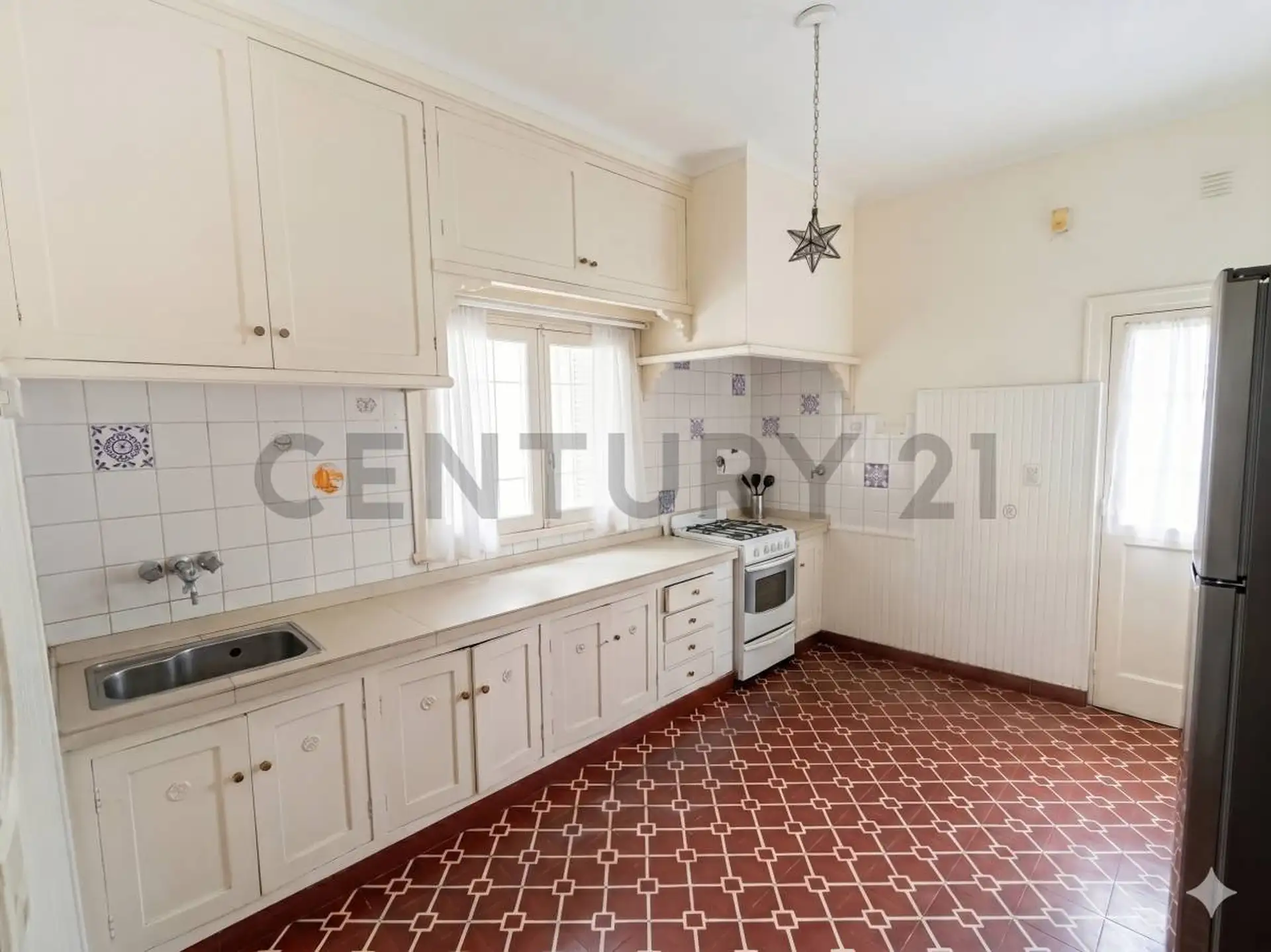 Chalet multifamiliar 9 amb, 189m² en San José con 2 patios y cochera