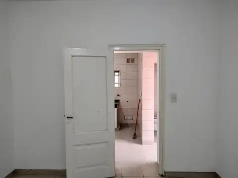 VENTA CASA DE DOS DORMITORIOS CON COCHERA Y PATIO