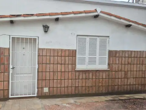 VENTA CASA DE DOS DORMITORIOS CON COCHERA Y PATIO