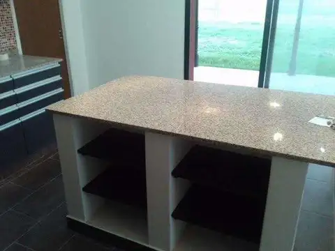 Casa de 4 ambientes en venta en Club de Campo Cruz del Sur. Canning- San Vicente.