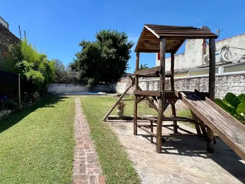VENTA CASA 4 AMBIENTES MORON JARDIN PILETA