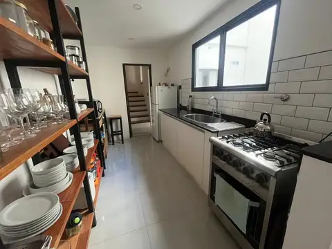 CASA DE PASILLO 2 DORMITORIOS Y COMODIN EN ABASTO